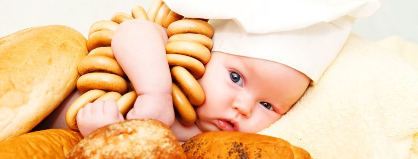 niños traen pan debajo del brazo